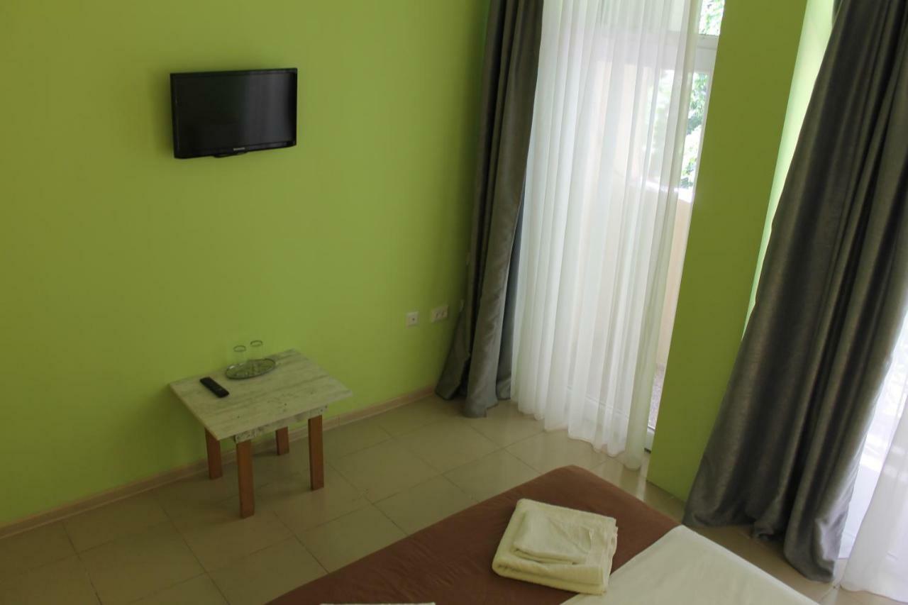 Hotel Lim Batoemi Buitenkant foto